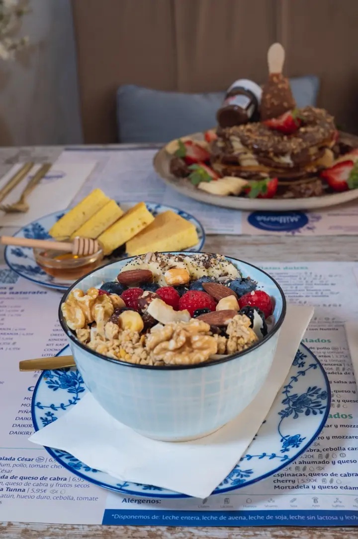 Detall d'un brunch a la terrassa