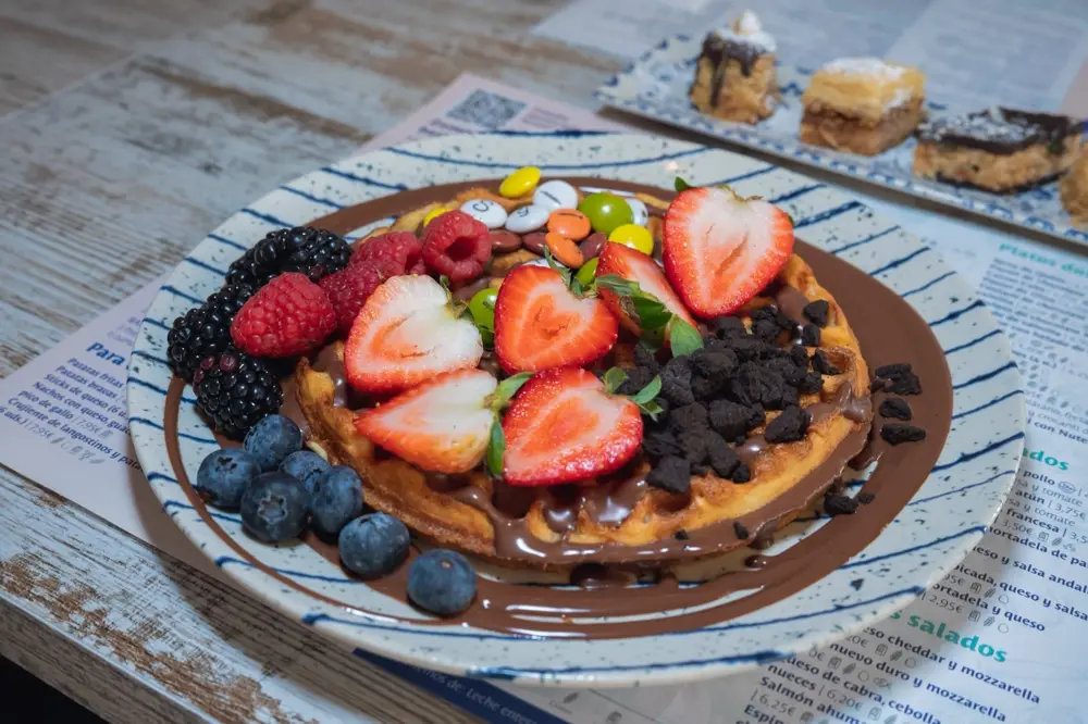 Bowl d'açaí amb fruita fresca